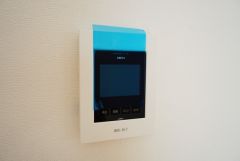 同仕様写真。防犯はもちろん、セールスマン対策にもなるモニター付きインターホンです。お子さん1人での留守番時にも活躍しそうです。