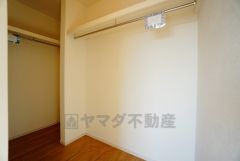 同仕様写真。収納力豊富なウォークインクローゼット。洋服や小物などを1箇所にまとめて美しい収納を実現します。