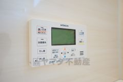 湯量・湯温の設定、そして保温までワンタッチのフルオートバス。便利な追い炊き機能付きです。