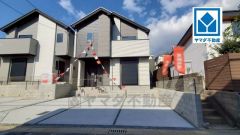 天神行バス停まで徒歩3分で、都心へのアクセスの幅が広がります。毎日の通勤・通学・買い物がしやすく、快適に過ごせます。