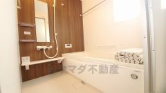 1日の疲れを癒すくつろぎのバスルーム。足を伸ばしてもゆったりと入れるサイズです。お子様と一緒にお風呂に入っても狭くないですね^^