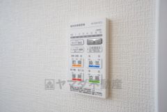浴室暖房乾燥機付き。天候に左右されず、いつでも好きなときに洗濯物を干せるので、仕事や家事で忙しい方に重宝します。