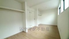 間仕切り対応の洋室なのでライフスタイルや家族構成の変化に対しても柔軟に対応できます。木目調のシンプルデザインで落ち着きと安らぎの空間に仕上げています。