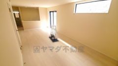 リビングは広々とした設計で、家族が集い、寛ぐ暮らしの空間を演出しています。思い思いの時間を過ごしたり、家族みんなで食事をしたり、素敵な団らんの場になりますね。