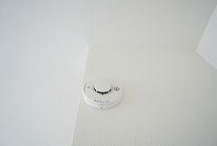 火災報知器が設置されていることで、火災の発生をいち早く感知し、就寝中や留守中でも素早く危険を知らせてくれるため、家族の安全を確保し被害を最小限に抑えられます。
