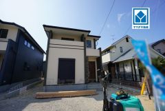 三苫駅まで自転車で5分（1.2ｋｍ）。スーパーやコンビニなども近く周辺環境充実。快適でゆとりのある生活空間で新生活を始めましょう^^