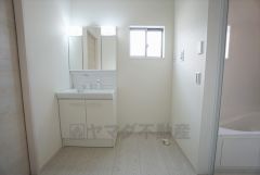 同仕様写真。三面鏡つき洗面台。鏡裏にたっぷりとした収納スペースがあります。鏡を閉めてしまえば小物は見えないため、スッキリとした印象の洗面台にできます。