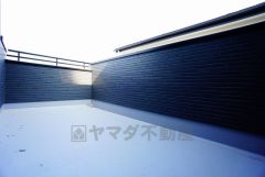 南側に面した大型のバルコニーは日当たり良好です。お洗濯物も気持ちよく干せそうです。日光浴をしたり、星を眺めたりも良いですね^^