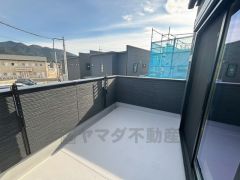 家族全員分の布団もゆったり並べられる広々バルコニー。