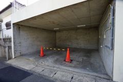 愛車を大切にしたい方に嬉しい車庫付。大型車の通行が少なく、騒音や振動が少ないので静かで快適な生活を送れます。