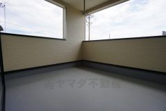約8.5帖の洋室から出入りできる幅広のバルコニー＾＾急な雨からも洗濯物を守りやすく、眩しすぎる日差しも和らげます。