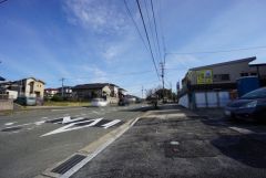 現地（2026年2月26日）撮影。前面道路は広く、車同士がすれ違うスペースが十分にあります。落ち着いた住宅地内で快適な生活を実現してみませんか＾＾