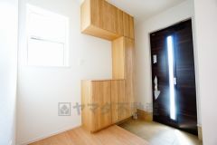 ご家族の靴をスッキリと片付けられるシューズボックス付きの玄関です＾＾スッキリと片付いた玄関は気持ちがいいです。