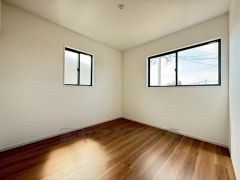 2面採光を確保した明るい室内は、風通しも良く、大変居心地の良い空間となっております。爽やかな風を感じて起きる朝は、快適生活の始まりに。