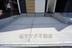 駐車スペースはゆとりある2台分を確保。マイカー用に、お客さま用に、余裕を持ってご利用いただけます。