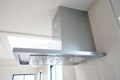 お手入れが簡単なスリム型レンジフードです。調理により発生する油煙や臭いを吸い込み、屋外へ排気してくれます。