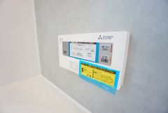湯量・湯温の設定、そして保温までワンタッチのフルオートバス。便利な追い炊き機能付きです。