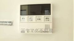 キッチン横からお湯張り、追い炊き、足し湯がボタン一つで楽々操作できる給湯機リモコンです。忙しい夕飯準備の時間帯に重宝しますね。