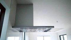 お手入れが簡単なスリム型レンジフードです。調理により発生する油煙や臭いを吸い込み、屋外へ排気してくれます。