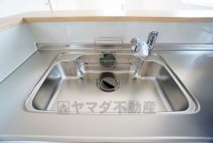 広々とした凸型シンクに洗剤ポケットを標準装備。大きなお鍋など洗いやすいです。