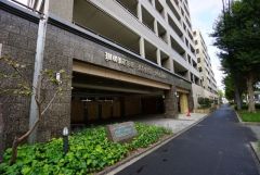 エントランスの自動ドアと出入り口に段差のないバリアフリー対応です。エントランスの外まで管理が行き届いた綺麗なマンションです。