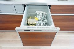 食事の後の手間を解消する食器洗い乾燥機付。冬場の洗い物で手荒れの悩みもなくなります。手洗いよりも節約できて便利。