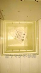 キッチンにある床下収納は、居住スペースを減らさずに買い置きの調味料や非常食などを保管することができます。