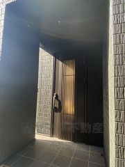 家の顔となる玄関扉がかっこいいと、たくさんの人を招き入れたくなりますね＾＾かざすだけで開閉できる、タッチキー採用の玄関。お買い物帰りで、両手がふさがってきても簡単に中に入れます＾＾