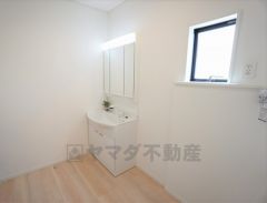 同仕様写真。三面鏡つき洗面台。鏡裏にたっぷりとした収納スペースがあります。鏡を閉めてしまえば小物は見えないため、スッキリとした印象の洗面台にできます。