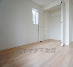 同仕様写真。暖かい日差しが差し込む洋室。たっぷり収納できるクローゼット付きでお部屋の中をすっきりと快適に保てます。