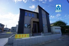 大通りから離れた静かな住宅街。車通りも少なく安心。お気に入りの家具とインテリアで素敵な部屋を作りましょう。
