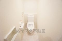 温水洗浄機付トイレです。節水機能もあるので、安心して使えますね。もちろん、1階2階の2ヶ所にトイレがあるので、忙しい朝にもゆとりができますね。