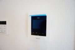 防犯性、セキュリティ対策に安心できるテレビモニター付きインターフォンです。セールスマン対策にもなり安心できます。