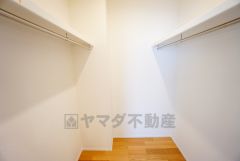 ウォークインクローゼット。洋服や小物などを1箇所にまとめて美しい収納を実現します。スーツケースのような大型の荷物も置けます＾＾