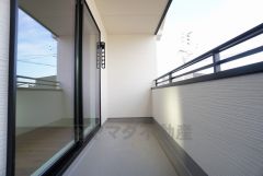 同仕様写真。陽当たりの良いバルコニーです。お洗濯やお布団干しはもちろん、日光浴スペースにも。足元は防水工事施工済です。