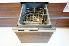 家事の時間が短縮できるフルオープンで開けやすい食器洗い乾燥機付。食事後に家族とのくつろぎタイムをしっかり取れます。