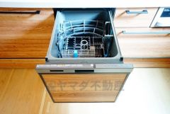 食事の後の手間を解消する食器洗い乾燥機付。冬場の洗い物で手荒れの悩みもなくなります。手洗いよりも節約できて便利。