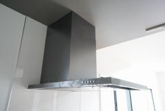 お手入れが簡単なスリム型レンジフードです。調理により発生する油煙や臭いを吸い込み、屋外へ排気してくれます。