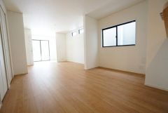 大きな窓のあるリビングは、陽光あふれる明るい空間です。居心地良く、ご家族皆がゆったり寛げる憩いの空間となりそうです。