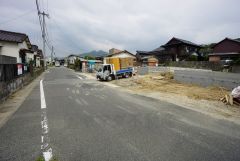 現地（2025年5月19日）撮影。前面道路は広く、車同士がすれ違うスペースが十分にあります。落ち着いた住宅地内で快適な生活を実現してみませんか＾＾