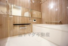 横長の鏡が、空間に奥行をもたらし、広々としたバスルームを印象付けています。
