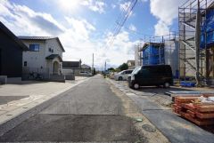 現地（2025年11月19日）撮影。大型車の通行が少なく、騒音や振動が少ないので静かで快適な生活を送れます。