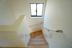 同仕様写真。小さなお子様やご高齢の方でも安心できる、手すり付き階段。段差も低めで設定されており、安全性にも優れています。