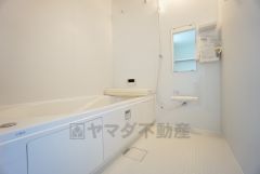 足を伸ばせる浴槽で毎日の疲れを癒してください。