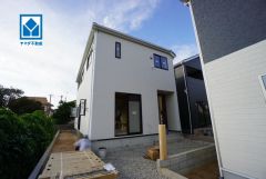 3号棟。現地（2026年10月19日）撮影。玄関は奥まっていて、人の出入りが見えにくいので防犯面も安心です。車による騒音や通行人の視線なども気にならない、静かな環境の旗竿地です＾＾
