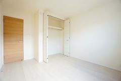 各部屋に収納が完備されているので、お荷物が増えても安心の設計です。