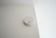 火災発生をいち早く知らせてくれる火災報知器は標準装備です。