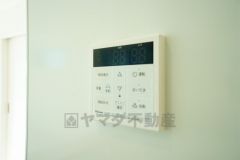 キッチン横からお湯張り、追い炊き、足し湯がボタン一つで楽々操作できる給湯機リモコンです。忙しい夕飯準備の時間帯に重宝しますね。