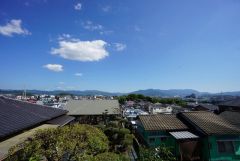 高台の立地で回りに高い建物もなく、眺望、陽当たり良好です。
