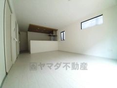 対面式キッチンを中心としたリビングダイニングで家族の会話が弾みそうです。